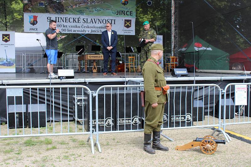 Již 9. ročníku tradičních Jineckých slavností se účastnila také Armáda ČR. Na akci byla výstava vojenské techniky a střílelo se i z malého děla.