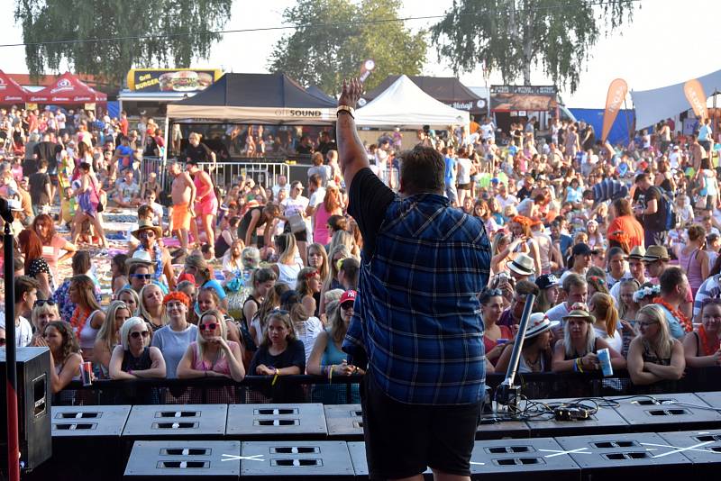 Letní festival v příjemném prostředí, přímo na pláži, byl v tropickém počasí volbou několika tisíců návštěvníků. Foto: Ondřej Navrátil