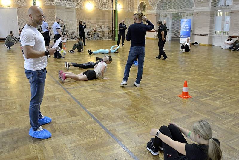Z projektu Přes bariéry s policií v Příbrami. Fyzické testy dělali studenti střední zdravotnické školy.