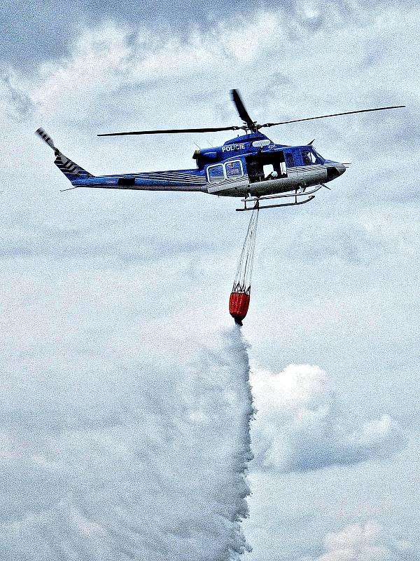 Vrtulník prolévá vodou plochu.