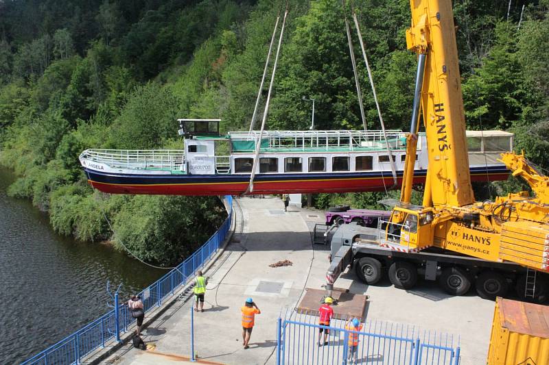 Orlickou flotilu rozšířil parník přivezený z Německa.