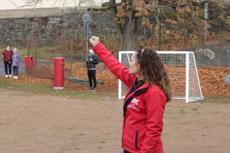 Bezkontaktní verzi amerického fotbalu si v sobotu odpoledne vyzkoušely příbramské děti s hráči týmu Bobcats Příbram.