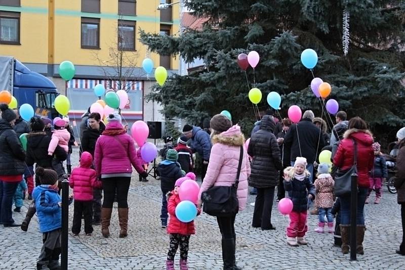 K nebi se nakonec vzneslo 197 balónků.