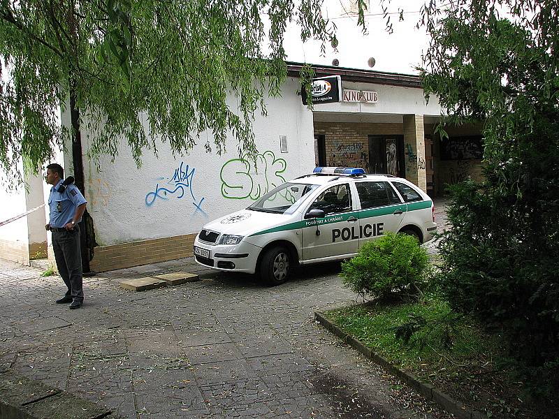 Bývalé kino v Dobříši si čas od času vyžádá policejní zásah. Snímek pochází z roku 2008, kdy uvnitř napadl bezdomovec strážníky nožem.