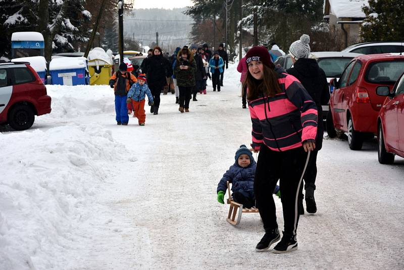 Čím výše účastníci stoupali, tím bylo okolí krásnější, v lese bylo téměř 50 centimetrů sněhu.Na Pražáku na příchozí čekaly medaile, červené razítko, pečení buřtíků a teplé alkoholické i nealkoholické nápoje.