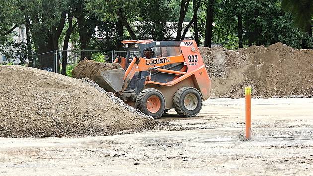 Bagr se ve skateparku zakousl do země. Vznikají základy pro nové překážky.