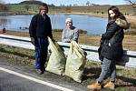 Jarní úklid odpadků v Osečanech vzala do vlastních rukou rodina Klímových.