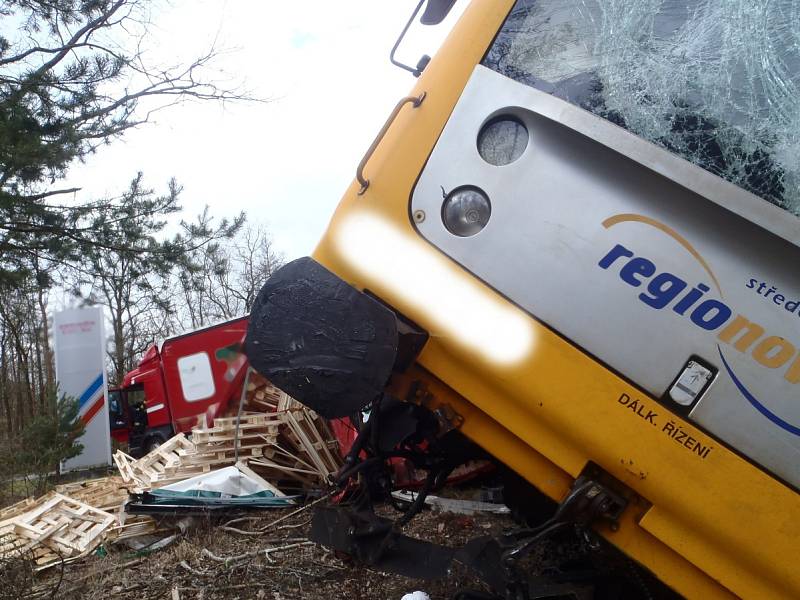 Čtyři zranění po střetu osobního vlaku a kamionu na Příbramsku.