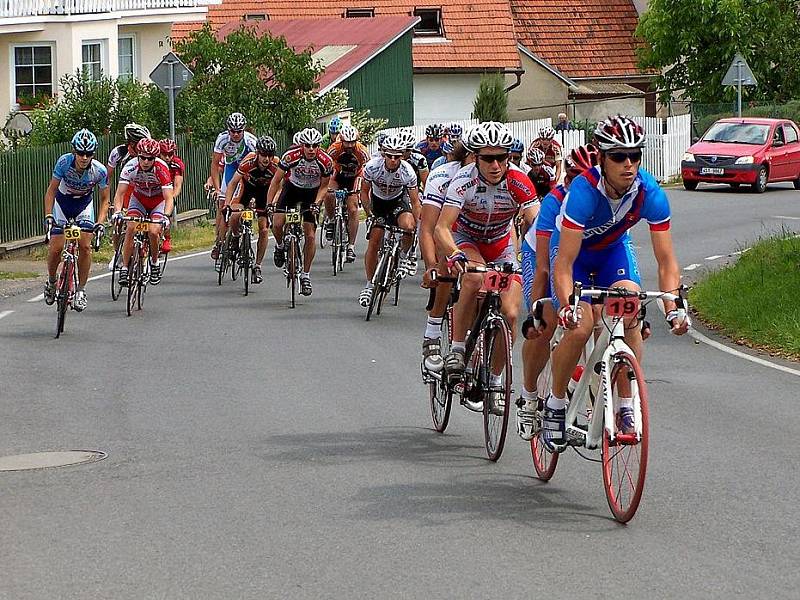 Pátý závod silničářských seriálů DA-BA - Povltavské Extraligy 2009, který se současně jel jako historicky první Mistrovství ČR zrakově postižených cyklistů na tandemech.