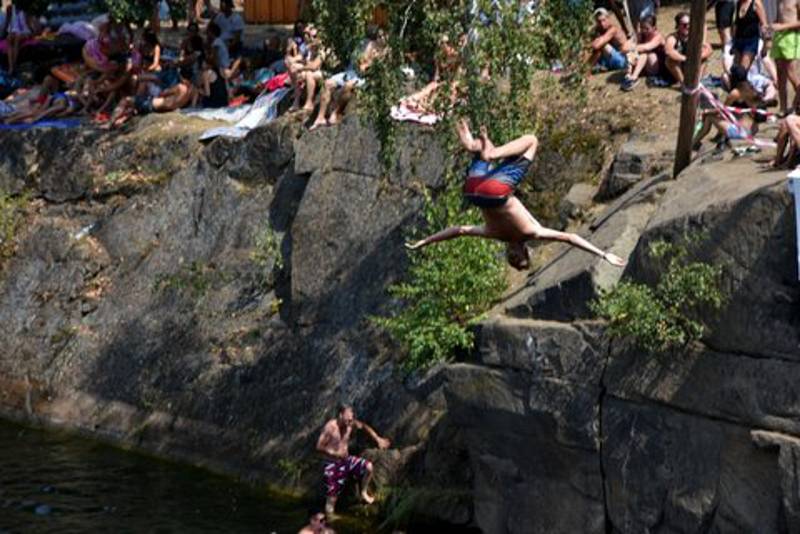 Otevřené mistrovství České republiky v cliffdivingu vzhledem k horkému a slunečnímu počasí přilákalo tisíce diváků.