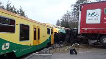 Čtyři zranění po střetu osobního vlaku a kamionu na Příbramsku.