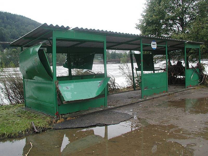 Povodně v Solenicích na Příbramsku v roce 2002.