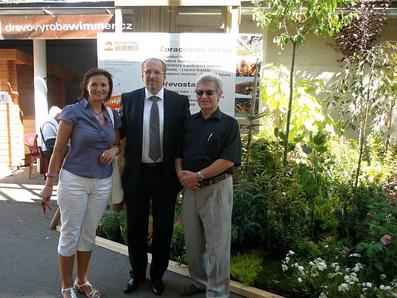 Po všech nutných oficialitách se na stánku firmy Dřevovýroba Wimmer zastavil i ministr Ivan Fuksa, bývalý příbramský starosta a současně poslanec Parlamentu ČR za okres Příbram.