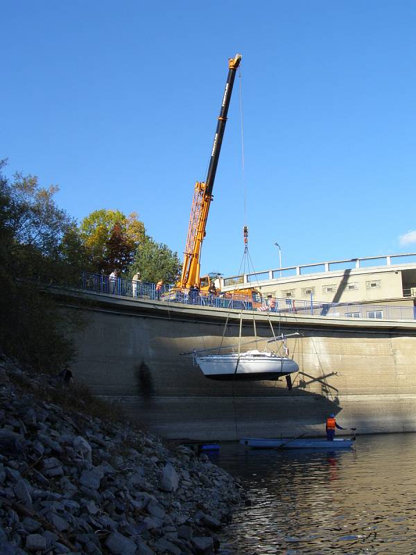 Jeřáb bezplatně zajistí transport lodí z vody na sucho.