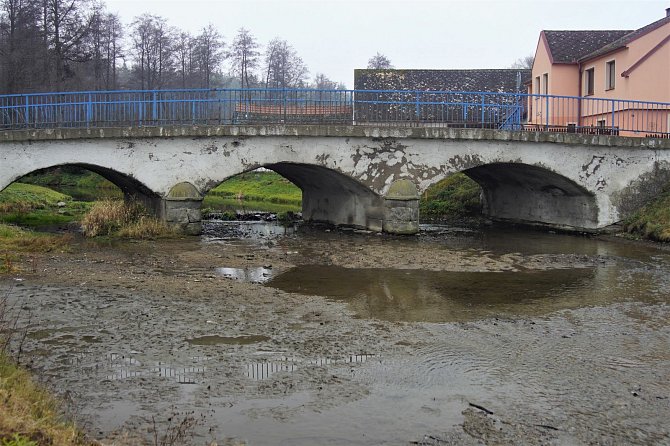 Most na silnici I/19 přes Mlýnský potok v Počaplech.