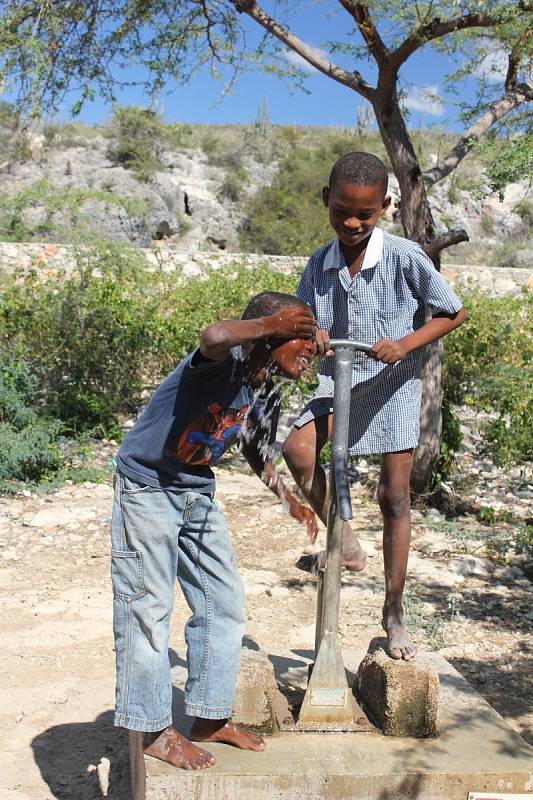 České studny na Haiti. Radost tamních dětí z vody.