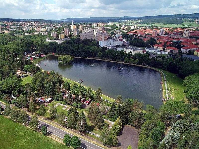 Areál přírodního koupaliště Nový rybník v Příbrami.