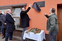 Pamětní deska hrdinovi protinacistického odboje Františku Závorkovi byla v pátek 13. ledna odhalena na jeho rodném domě v Příbrami. Na snímku starosta Jan Konvalinka (vlevo) a iniciátor umístění pamětní desky Přemysl Černý.