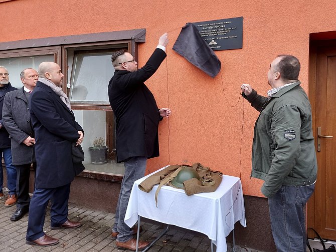 Pamětní deska hrdinovi protinacistického odboje Františku Závorkovi byla v pátek 13. ledna odhalena na jeho rodném domě v Příbrami. Na snímku starosta Jan Konvalinka (vlevo) a iniciátor umístění pamětní desky Přemysl Černý.