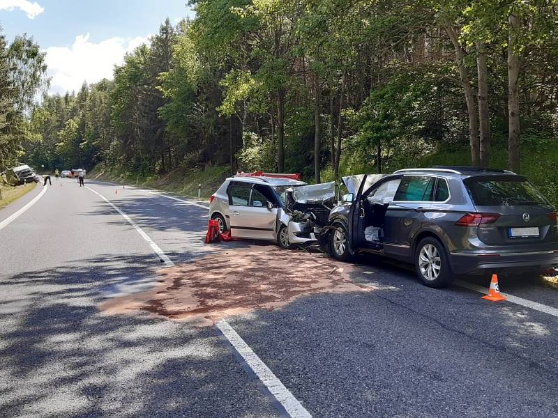 Z nehody tří vozidel nedaleko Příbrami, při které zemřeli dva lidé.