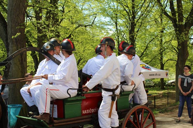 Slavnostní akcí s oceněním zasahujících hasičů, ukázkami moderní i historické techniky nebo dovedností těch nejmenších si profesionální i dobrovolní hasiči připomněli 40. výročí požáru Svaté Hory.