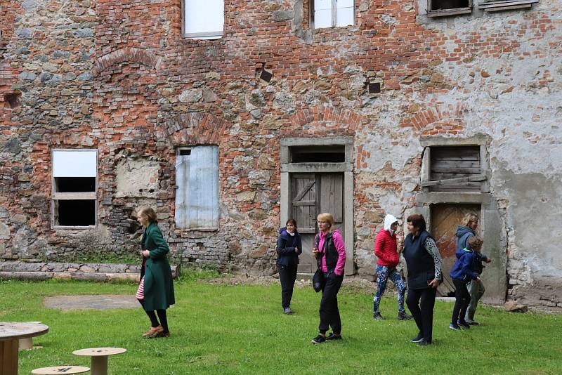 Z prohlídky zámku v Rožmitále pod Třemšínem při zahájení turistické sezony.