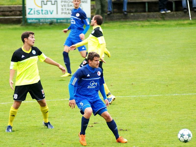 Fotbal nemá logiku. Sedlčany (ve žlutém) brzy ve va Varech prohrávaly 0:2, ale vezou od lídra senzační výhru 5:3. 