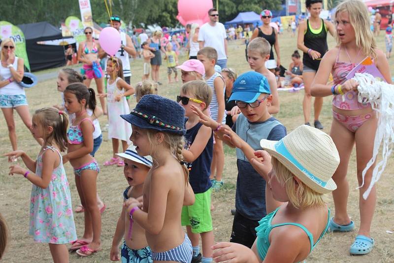 Letní festival v příjemném prostředí, přímo na pláži, byl v tropickém počasí volbou několika tisíců návštěvníků.