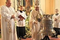 Svěcení zvonu v Krásné Hoře kardinálem Dominikem Dukou.
