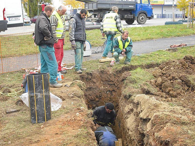 Oprava potrubí u zimního stadionu v Příbrami