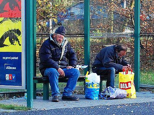 V teplejších dnes poskytují bezdomovcům útočiště autobusové zastávky