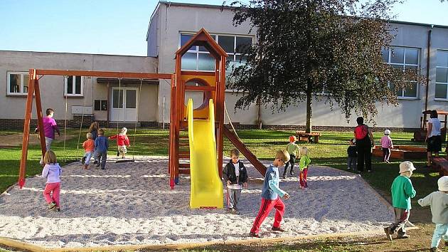 Při zahájení školního roku ve Hvožďanech bylo slavnostně otevřeno i nové dětské hřiště. Stále se pracuje ve školní tělocvičně.