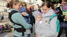 V pondělí patřila Pražská ulice příbramským maminkám. Sešly se i se svými ratolestmi uvázanými v šátcích v rámci Světového týdne nošení dětí. 