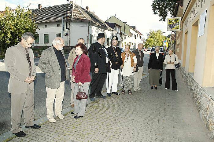 Potomci spisovatele Aloise Jiráska společně odhalili pamětní desku věnovanou významnému Příbramákovi Hanuši Jelínkovi.