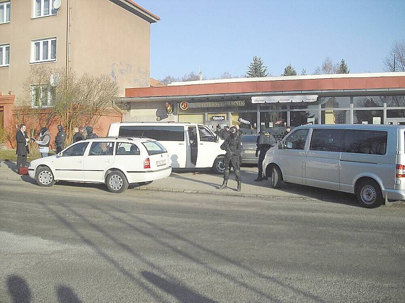 Policie při zatýkání u Horníku v Příbrami.