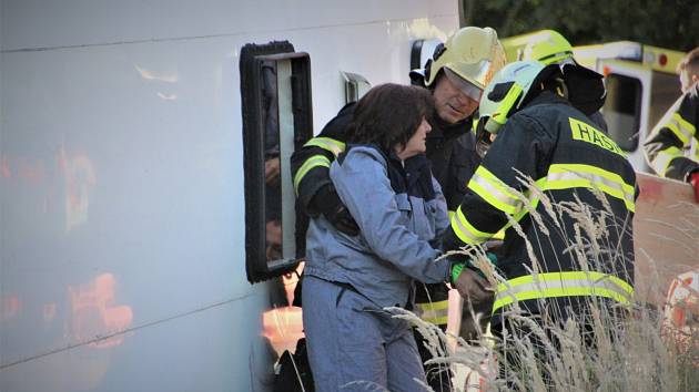 Při netradičním cvičení utekli z havarovaného vězeňského autobusu dva vězni.