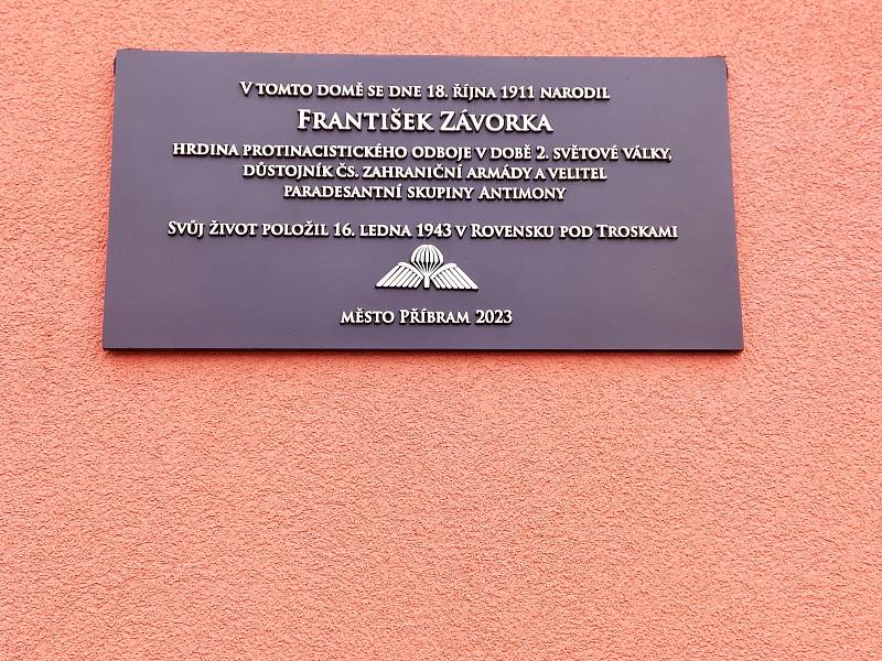 Pamětní deska hrdinovi protinacistického odboje Františku Závorkovi byla v pátek 13. ledna odhalena na jeho rodném domě v Příbrami.