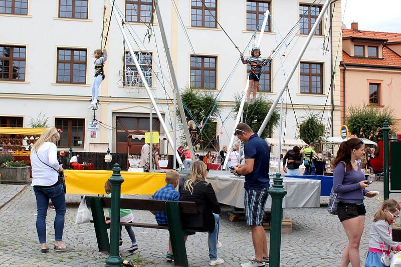 Prokopská pouť na Březových Horách v Příbrami, při které si zájemci mohli prohlédnout nový minerál Příbramit ve výstavní síni v areálu dolu Vojtěch. Atrakce na březohorském náměstí.