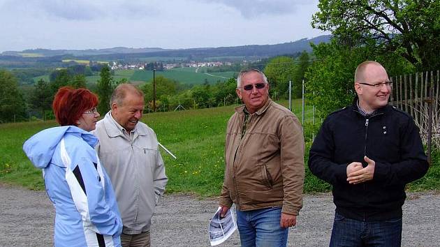 Veřejného jednání o stavbě solární elektrárny v Leleticích se už na jaře zúčastnilo kromě investora, zástupců stavebního úřadu a obce i poměrně dost lidí z této vesnice. V úterý se na místě konalo další veřejné projednávání záměru.