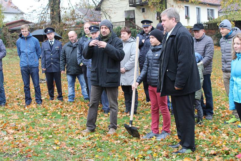V Petrovicích v neděli 28. října zasadili lípu svobody.