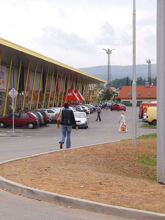 Nové obchodní centrum Stop Shop v Příbrami. Chodci se k němu ale dostanou pouze po silnici