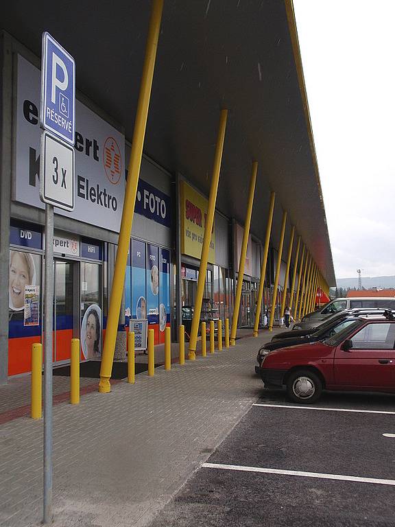 Nové obchodní centrum Stop Shop v Příbrami. Chodci se k němu ale dostanou pouze po silnici