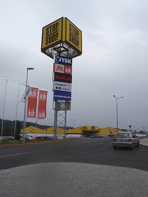 Nové obchodní centrum Stop Shop v Příbrami. Chodci se k němu ale dostanou pouze po silnici