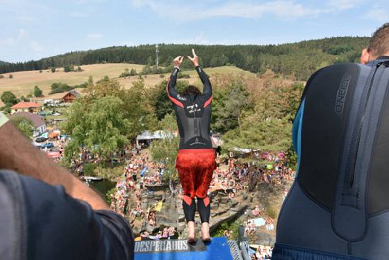 Otevřené mistrovství České republiky v cliffdivingu vzhledem k horkému a slunečnímu počasí přilákalo tisíce diváků.