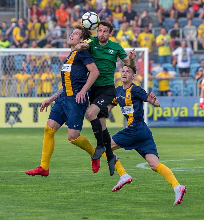 Šlágr FNL - Opava (ve žlutomodrém) remizovala s Příbramí 1:1, hosté si tak stejně jako o pár dnů dříve domácí zajistili postup do první ligy.