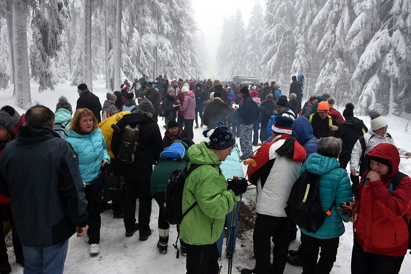 Čím výše účastníci stoupali, tím bylo okolí krásnější, v lese bylo téměř 50 centimetrů sněhu.Na Pražáku na příchozí čekaly medaile, červené razítko, pečení buřtíků a teplé alkoholické i nealkoholické nápoje.