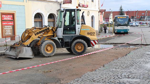 Při průjezdu Mírovým náměstím v Dobříši jsou v současnosti hned dvě dopravní omezení.