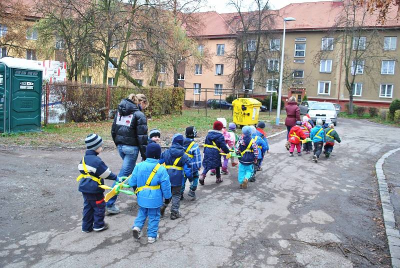 Děti dostaly chodítko.