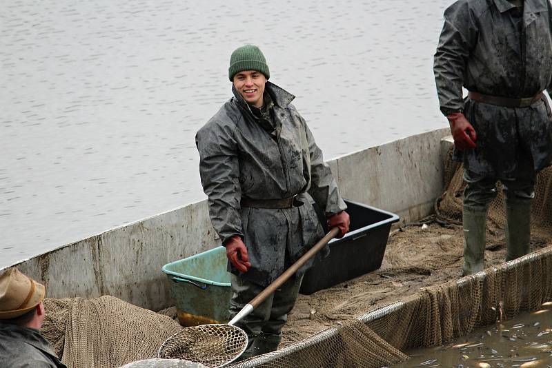 Výlov začínal kolem sedmé hodiny a během dopoledne proběhl i druhý zátah sítí. S blížícím se polednem proud lidí mířící na hráz rybníka neustával, přicházely i rodiny s kočárky.