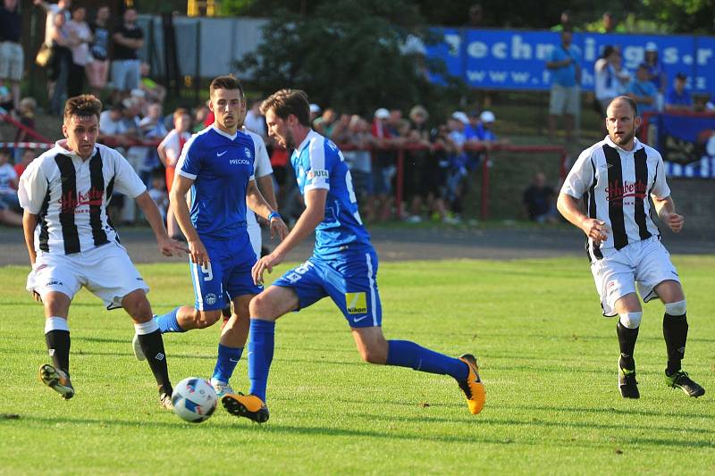 Stadion V Lipkách v Dobříši zažil ve středu v podvečer fotbalový svátek. K utkání 2. kola českého poháru MOL Cup sem přijel prvoligový tým Slovan Liberec.